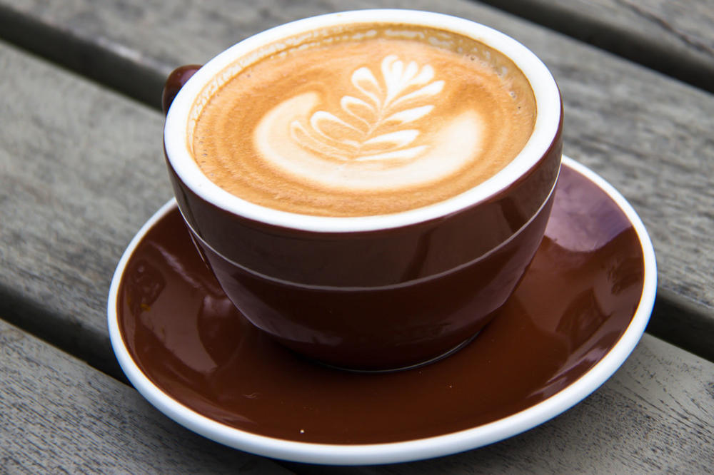 KAKAV BLAM! Barmen je hteo da nacrta SRCE na kafi za devojku, ispalo je nešto SKROZ POGREŠNO! (FOTO)