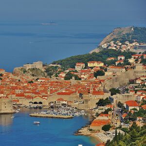 Komšije traže konobare i kuvare: Za sezonu na Jadranu potrebno oko 95.000 radnika, plate 3.000 evra!