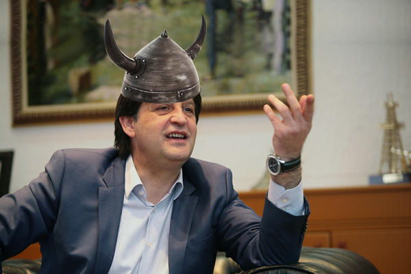 On nije samo svetac, on je i vitez! Gašić ima novu hit fotku! (FOTO)