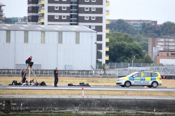 Anarhija na londonskom aerodromu: Demonstranti blokirali piste, avioni nemaju gde da sleću! (FOTO) (VIDEO)