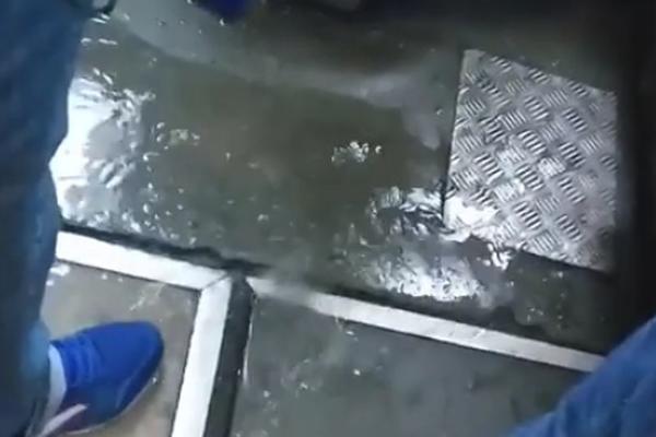 Haos u beogradskom prevozu: Voda prodire kroz pod autobusa, putnici u neverici (VIDEO)