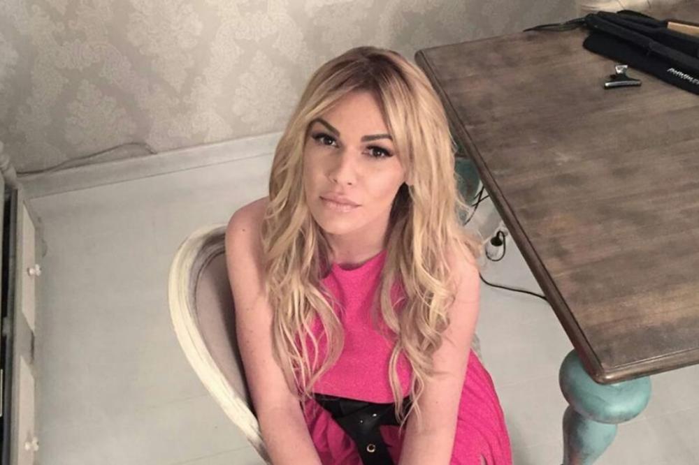 A CECA? A SRBIJA? Htela ispadne fina, a... Posle ovog gesta Nata popila najstrašnije prozivke na certu u Sarajevu!