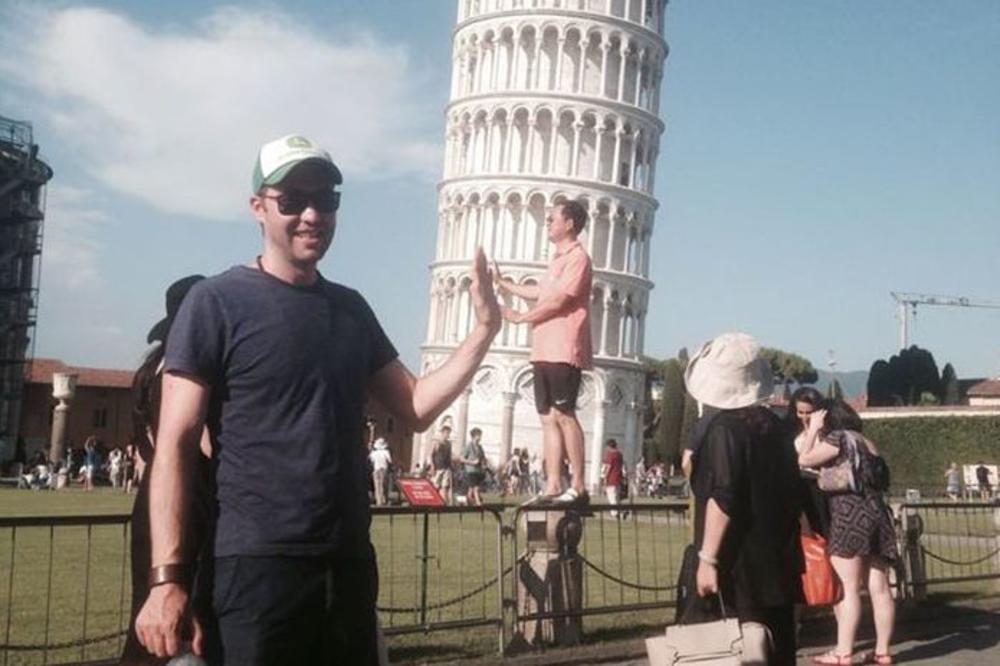 Prešli su hiljade kilometara da bi se slikali pored krivog tornja u Pizi, a onda im je ovaj lik uništio sve! (FOTO)