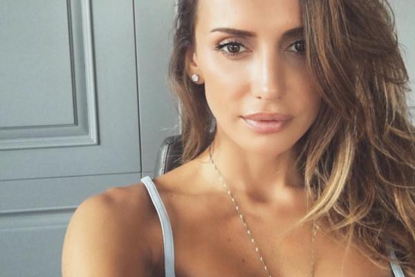 Hvala plastičaru: Emina je prelepa, ali ovako je izgledala pre svih operacija! (FOTO)