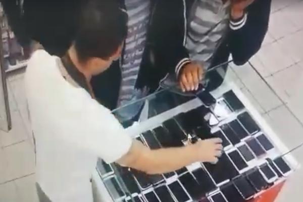 Gde je mobilni? Kakav mobilni? Lopovi drpišu telefon prodavačici pred očima! (VIDEO)