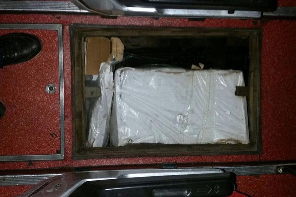 Zaustavili su autobus sa Kosova, a kad su razvalili pod imali su i šta da vide! (FOTO)
