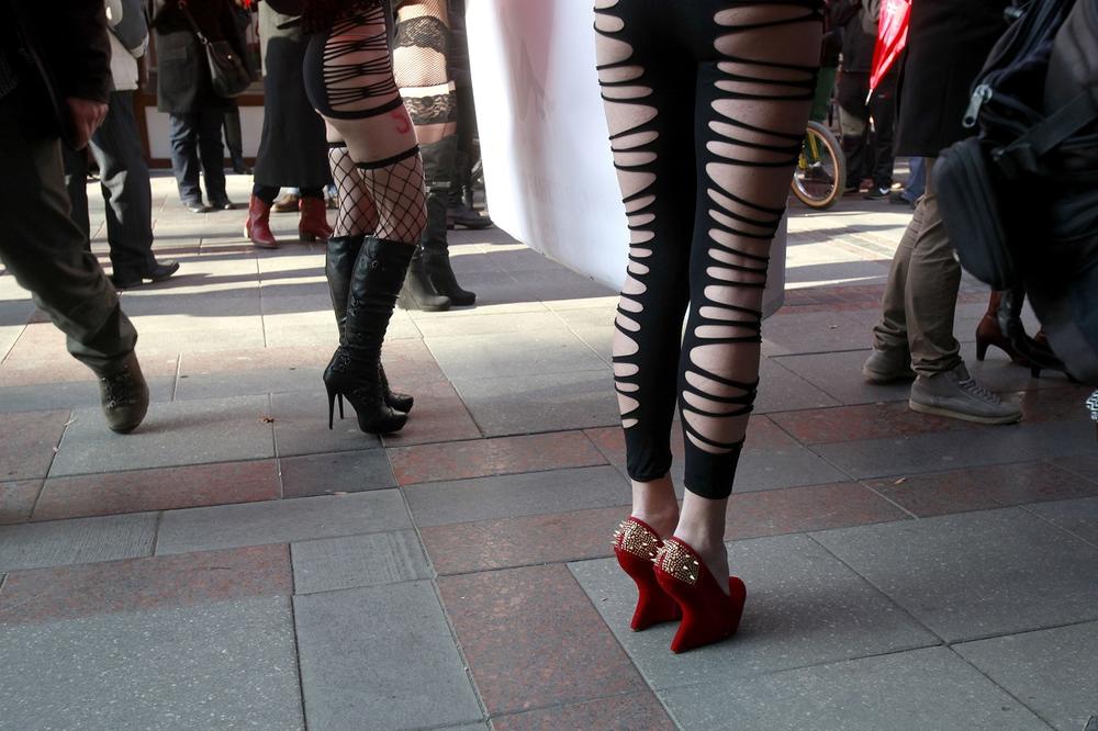 DEVOJKA (22) UBEDILA MALOLETNICU DA PRODA NEVINOST NA NETU: Otišla je kod KLIJENTA, i onda ju je oblio HLADAN ZNOJ