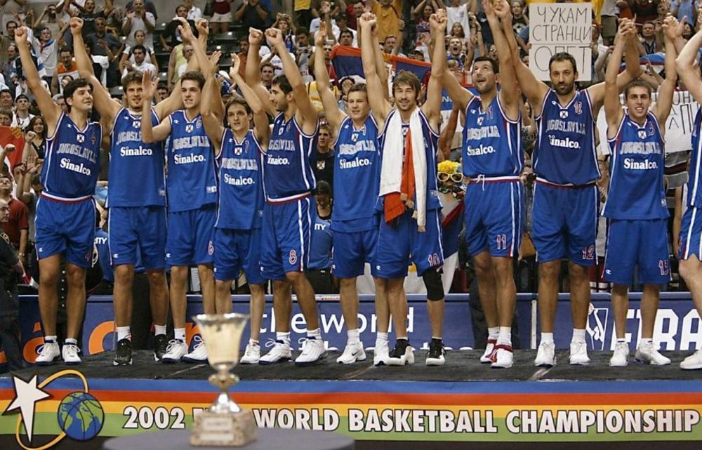 Košarkaška reprezentacija Jugoslavije na pobedničkom postolju na Svetskom prvenstvu 2002. godine u Indijanapolisu