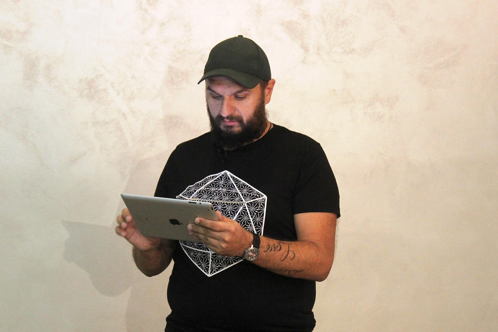 ESPRESO TVITER Boban Stojanović: Jesam peder, a ostali neka se identifikuju kako im volja! (VIDEO)