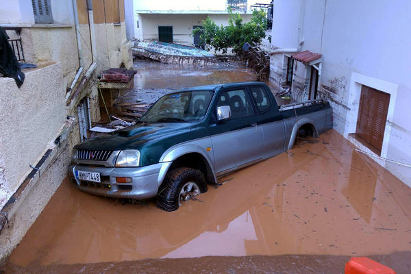 Vanredno stanje u Grčkoj: Oblast Soluna i Peloponeza pod vodom (VIDEO)