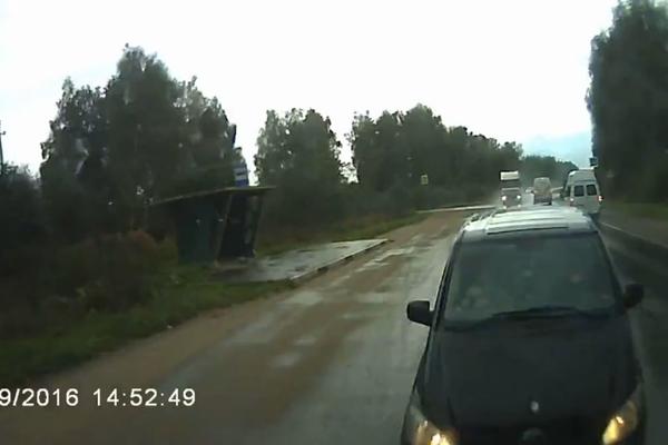 Smrtonosni sudar: Izgubio je kontrolu, proklizao u suprotnu traku i udario kombi (UZNEMIRUJUĆI VIDEO)