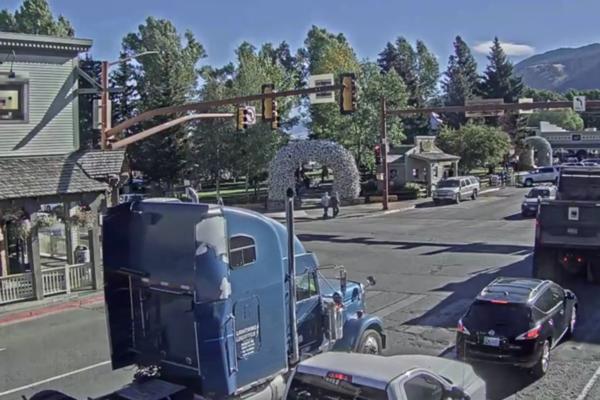 Kao ovce: Svi prate uživo prenos sa ove raskrsnice, a niko ne zna zašto! (VIDEO)