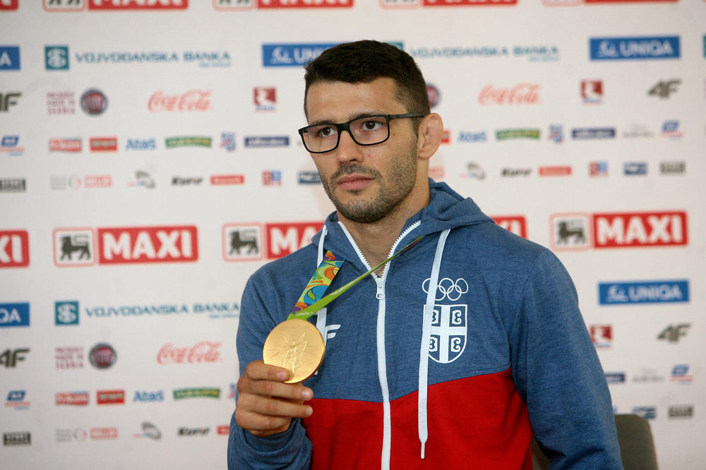 Romantični Štefanek zaprosio devojku, podršku dobio od Cece i Dačića! (FOTO)