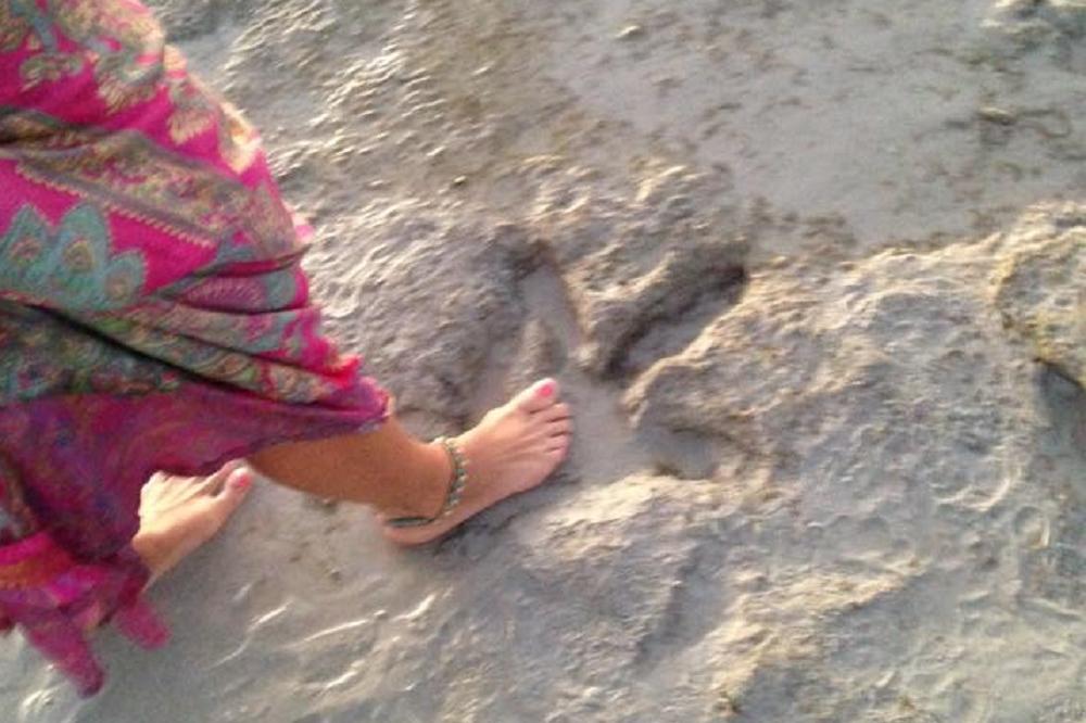 Šetala je plažom i ugazila u otisak čudne životinje star 130 miliona godina! (FOTO)