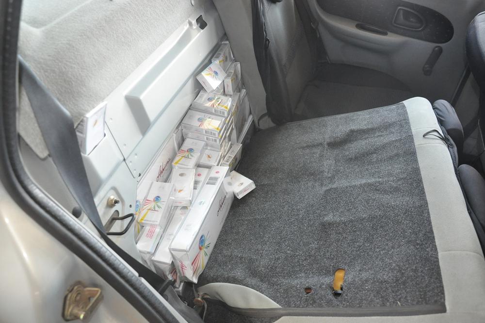 Sakrio 16.000 paklica cigareta u automobilu. Evo kako su ga carinici provalili (FOTO)