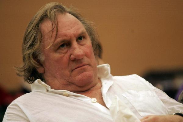 POZNATI GLUMAC PRE NEGO ŠTO JE OPTUŽEN ZA SILOVANJE, URINIRAO PRED SVIMA U AVIONU: Otkrivena NJEGOVA JEZIVA PRIČA!