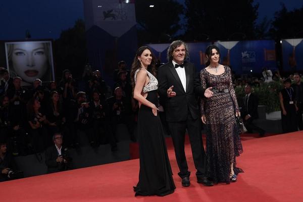 Glumica u srpskom jeleku zasenila Moniku Beluči na crvenom tepihu u Veneciji! (FOTO)