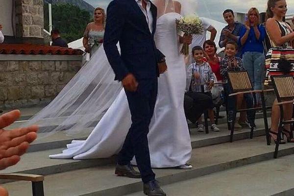 Još jedna svadba! Naš poznati učesnik rijalitija ispratio mladu do oltara! I to na istom mestu gde su se Nole i Jelena venčali (FOTO)