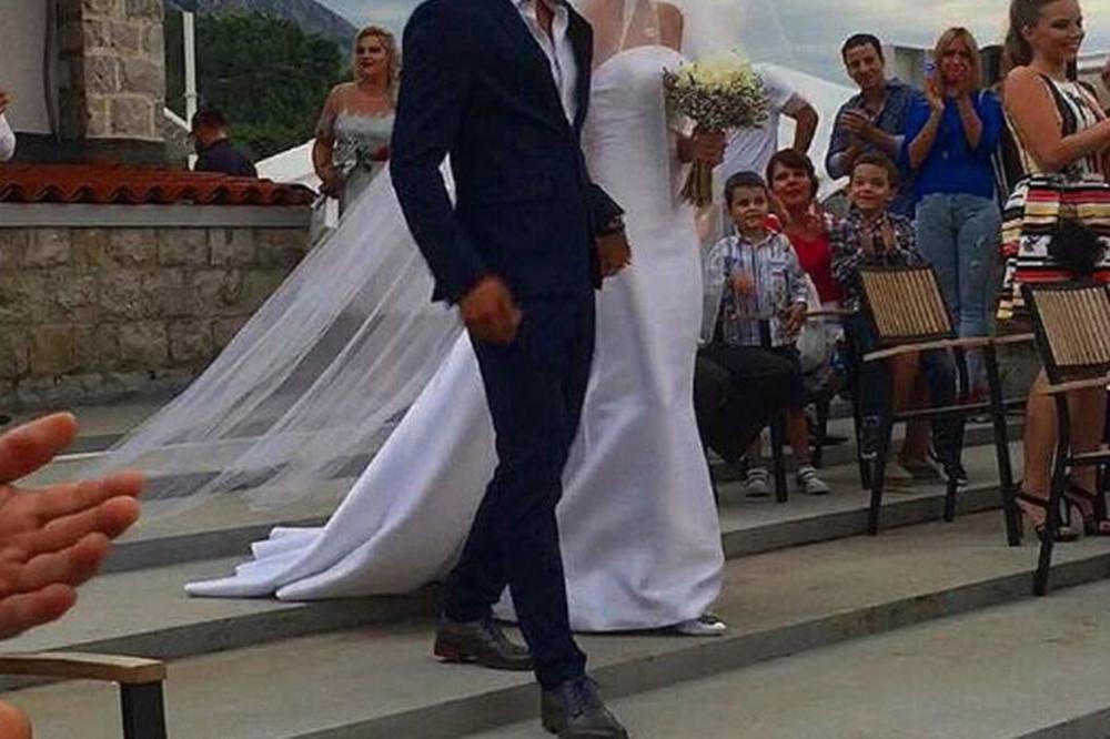 Još jedna svadba! Naš poznati učesnik rijalitija ispratio mladu do oltara! I to na istom mestu gde su se Nole i Jelena venčali (FOTO)