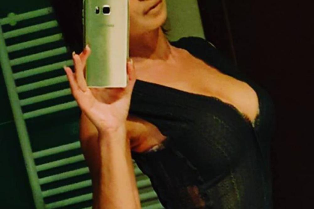 Ubiće je mama! Ćerka poznate folk pevačice se fotografisala u donjem vešu, plus se sve ocrtava (FOTO)