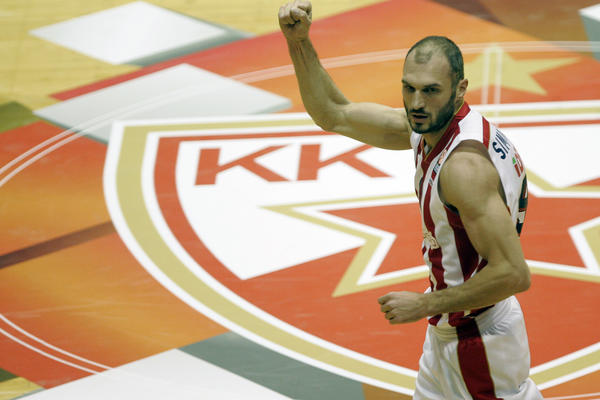 Marko Simonović nema nikakav problem da pogodi trojku sa zapisničkog stola! (VIDEO)