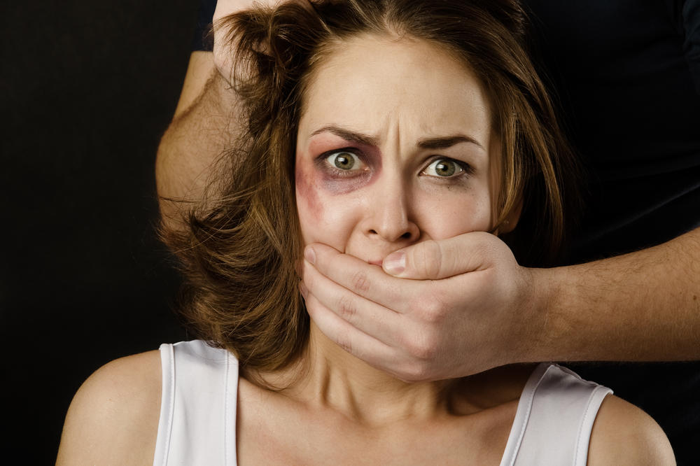 Kakav horor: Muškarac (51) stavio devojci (25) nož pod grlo, pa je silovao na Avali!