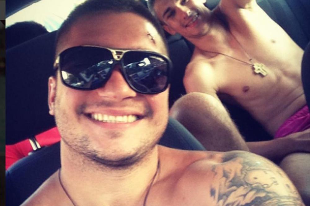 Mali Šijan ponovo divlja sa ekipom: Tuče, skandali, motori... a sad su uzeli i puške u ruke! (FOTO)