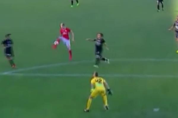 Bivši as Partizana ponizio golmana i doneo pobedu Benfiki! (VIDEO)