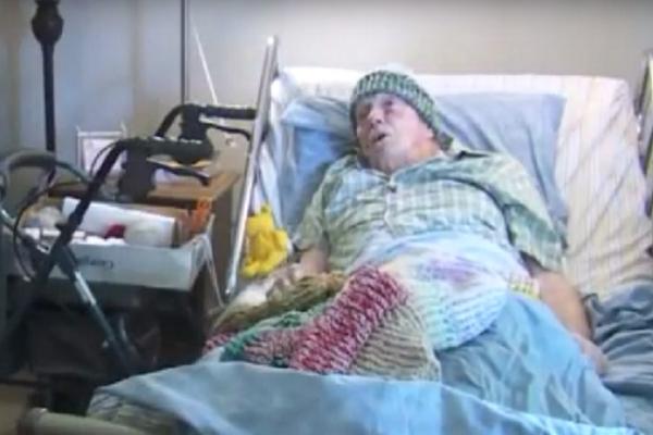 Veliko srce: Ima 91 godinu i rak kože, ali svakodnevno plete kape za beskućnike! (VIDEO)