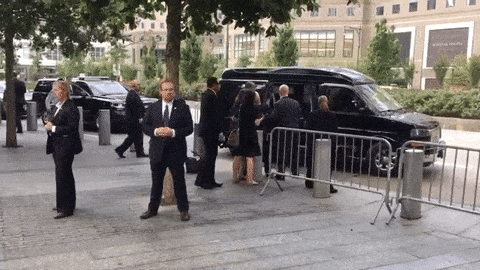 Hilari posrće, a misteriozni predmet joj ispada iz pantalona?! Čitav svet se pita šta se ovde, zapravo, desilo? (VIDEO)