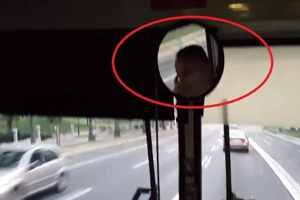 Alo, majstore!!! Snimak iz busa 48 koji će vas razbesneti! (VIDEO)
