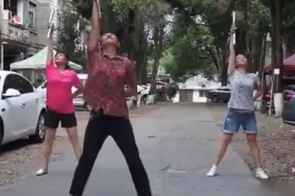 Ova žena rastura sa nunčakama i sa razlogom seje strah! (VIDEO)