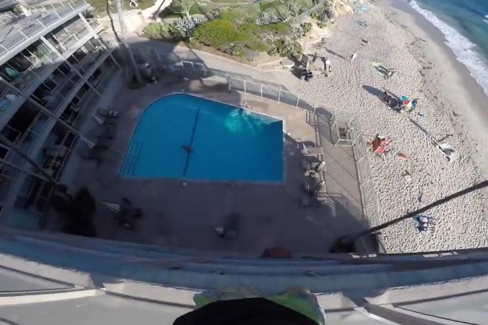 Ovaj čovek nije normalan: Kad vidite kako je sa 5. sprata skočio u bazen, neće vam biti dobro! (VIDEO)