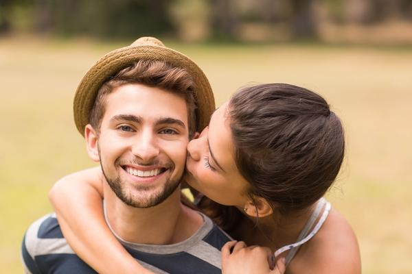 3 zbunjujuća znaka zbog kojih žene misle da su zaljubljene (FOTO) (GIF)