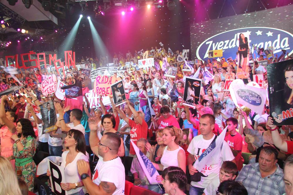 ONE IZGLEDAJU DRUGAČIJE, A ONO U ŠTA SU OBUČENE ĆE VAS NASMEJATI? Zvezde Granda su nekada bile OVAKVE!