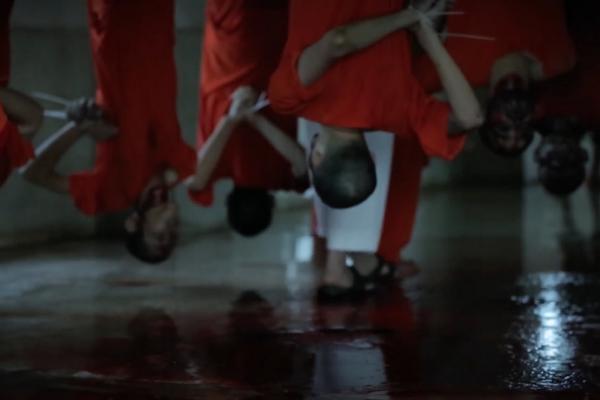 Islamisti objavili najbrutalniji video! Zarobljene okačili na kuke i prerezali im grkljane! (UZNEMIRUJUĆI VIDEO)