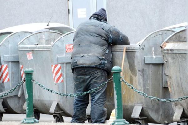 BOGATI PREDUZETNIK BACIO JE SMEĆE U KONTEJNER: Primetio je nešto užasavajuće, ALI VEĆ JE NAPRAVIO GREŠKU ŽIVOTA