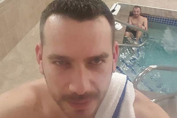 Odvratno!! Medenica slikao svoje dlakavo stopalo, a onda se pojavio još grozomoroniji detalj! (FOTO)