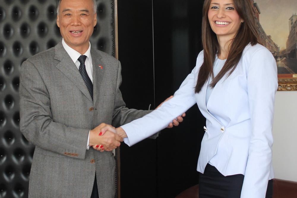 Kineski ambasador odlepio na srpsku seksi ministarku! (FOTO)