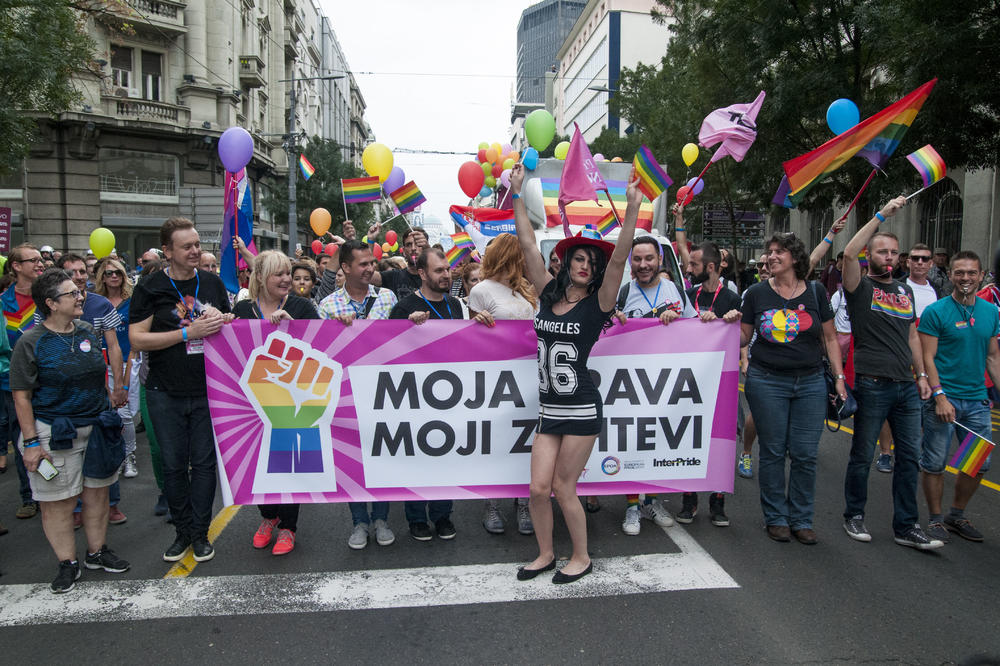Pismo devojčice protiv gej parade: Ne želim da gledam devojke kako se pipkaju po grudima pored crkava!