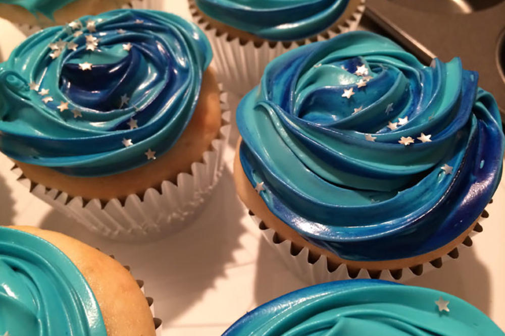 KOLAČI SA POSEBNIM SASTOJKOM: Devojčica poslužila slatkiše drugarima, a kada im je rekla sa čim su, SMUČILO IM SE!