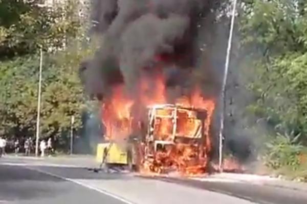 Zapalio se autobus pun putnika na Banjici! (VIDEO)