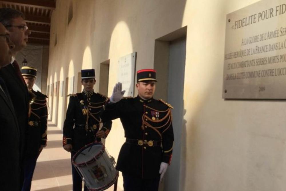 Vučić u Parizu: Položio venac srpskim borcima, dočekan uz počasti! (FOTO)