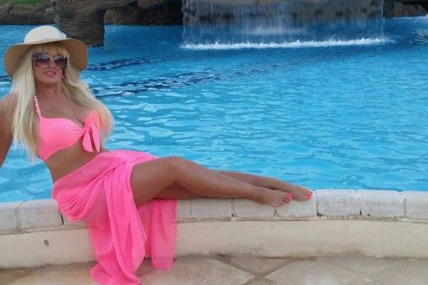 90-ih bila vlažni san svih tipova u Srbiji, a i u 6. deceniji pola pevačica može samo da joj zavidi!  (FOTO)