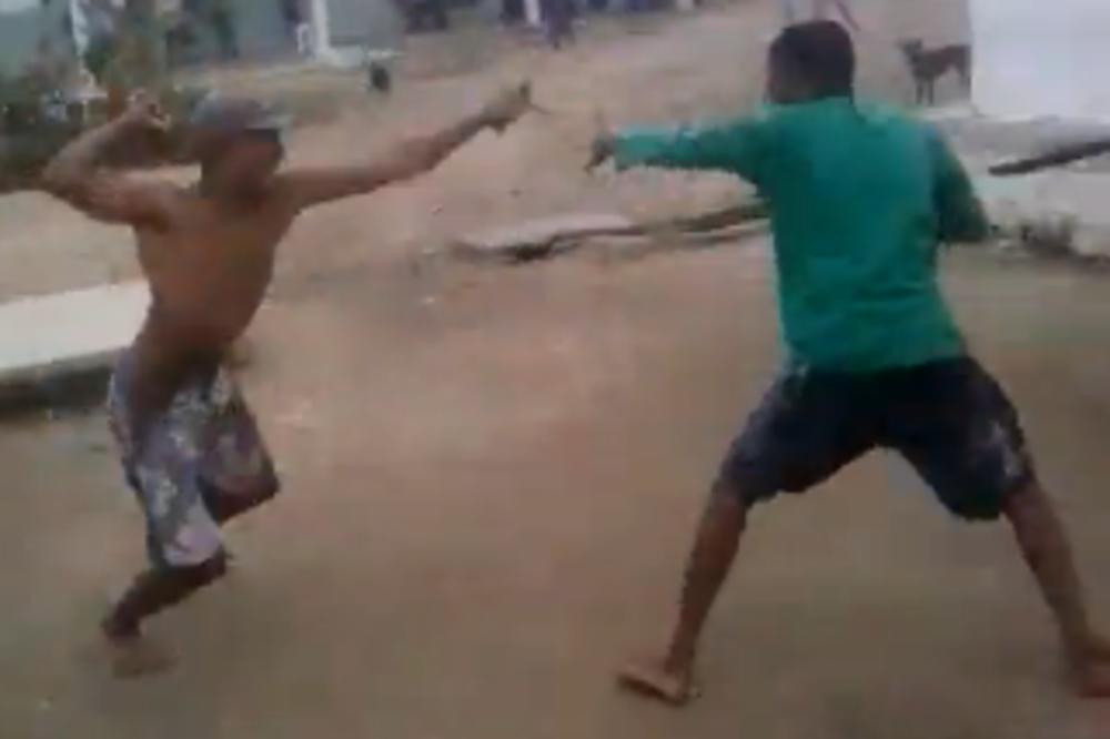 Klinci se seku mačetama, a ortaci navijaju! (VIDEO)