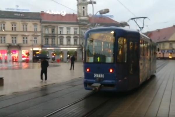 Tramvaj naleteo na auto, povređene dve trudnice (FOTO)