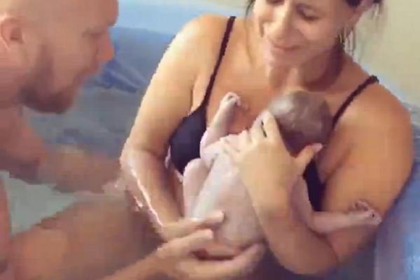 Porađala se kod kuće, a babica je snimila magični momenat rođenja bebe! (VIDEO)