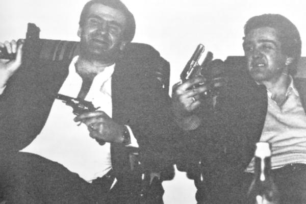 NEMOJ DA PLAČEŠ AKO POGINEM: Da li je ovo najbolesnija fotka 90-ih? Majka plače nad mrtvim Giškom! (FOTO)