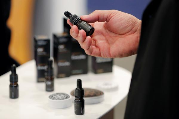 KANABISOVO ULJE BIĆE LEGALNO U SRPSKIM APOTEKAMA? Poslanik podneo predlog zakona, DA LI ĆE OVO PROĆI?