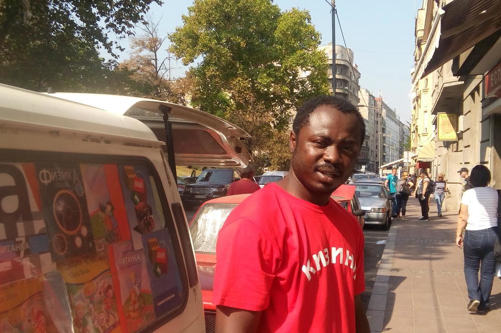 Nana iz Gane prodaje knjige na ulicama Beograda, a pije kafu sa Borisom Tadićem (FOTO)